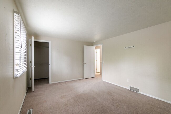 Building Photo - 3406 Avon Ct