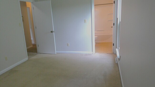 Building Photo - 6 or 18 MONTH LEASE AVAILABLE