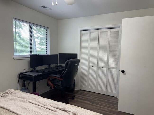 Building Photo - 1517 College Way