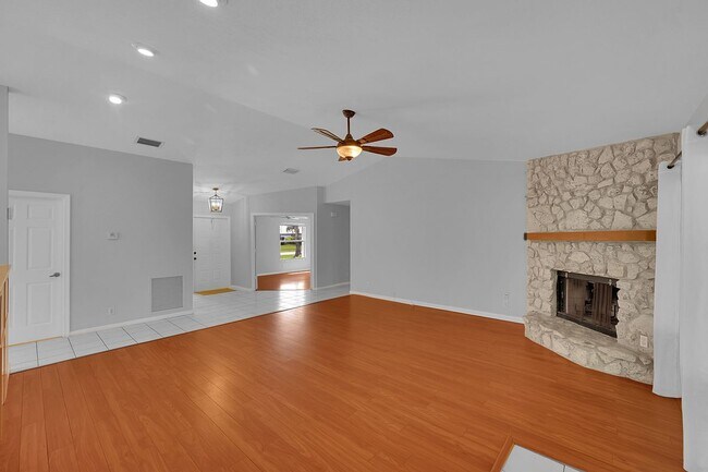 Building Photo - 1800 Primrose Ln