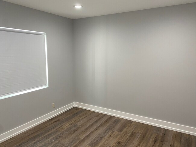 Building Photo - 14954 Moorpark St