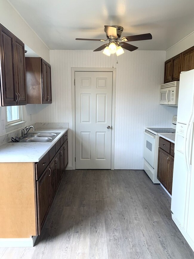 Building Photo - Newly renovated, affordable, 3 bed/1 bath end unit townhouse