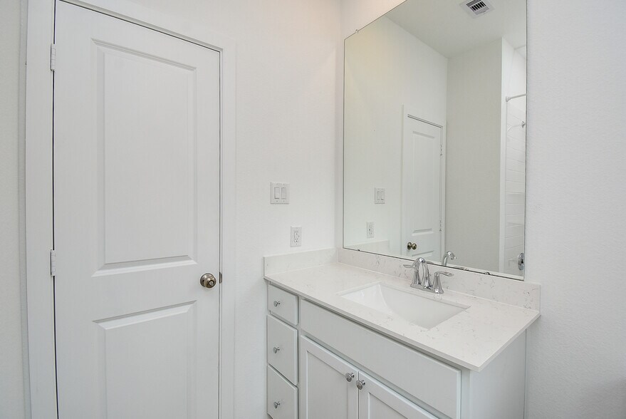 Secondary bath - 6714 Iron Clover Dr