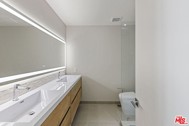 Building Photo - 1044 20th St