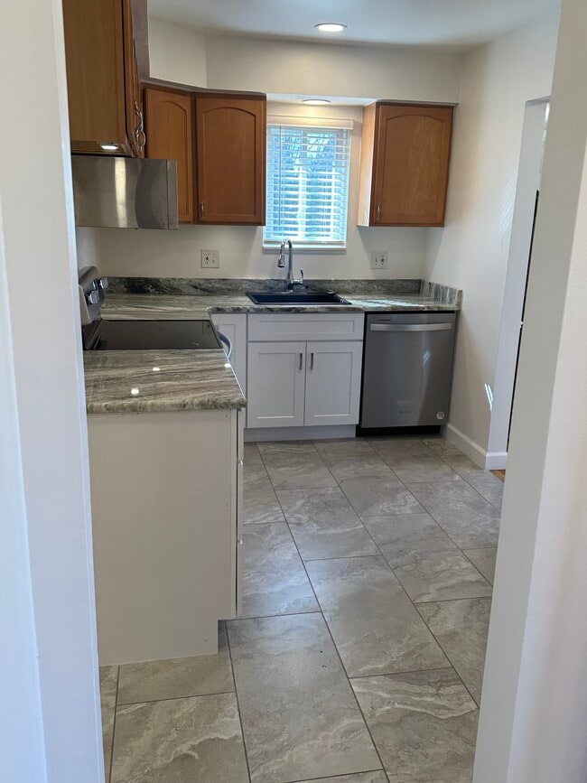 Building Photo - 100 W Hickory Grove Rd