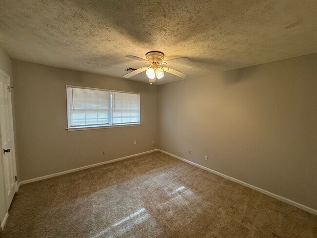 Building Photo - Large FOUR bedroom in Brentwood