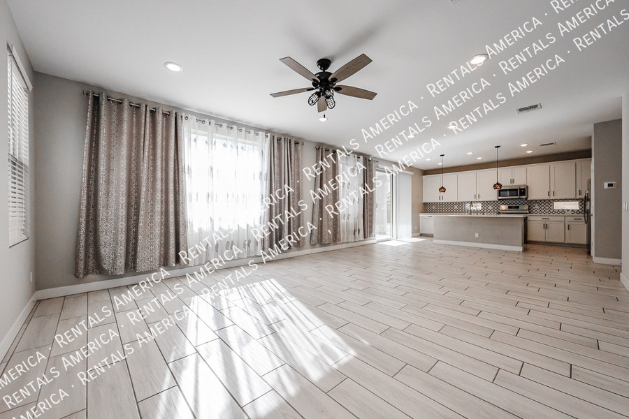 Building Photo - 1321 W Coyote Dr