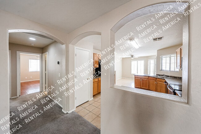 Building Photo - 9202 W MacKenzie Dr