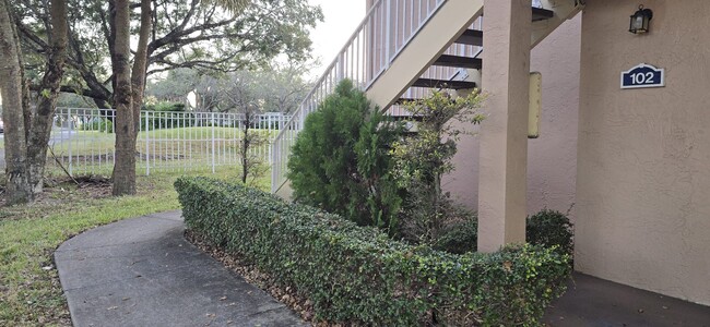 Walkway to private entry - 10650 SW 157th Ct