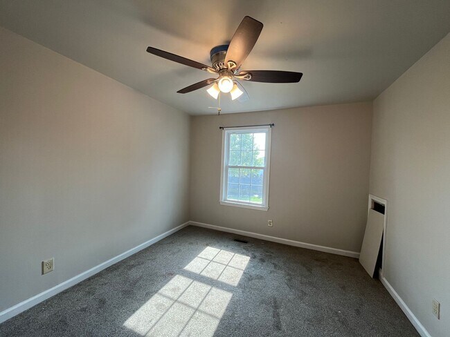 Building Photo - Beautifully updated 3-bedroom, 1-bath twin...