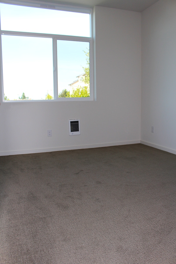 Building Photo - CROWN HILL TOWNHOME W HIGH END FINISHES & ...