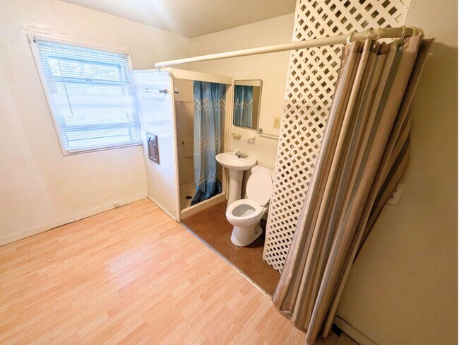 Building Photo - $300 – Affordable Studio Apartment with Hardwood-Style Floors in Muncie!