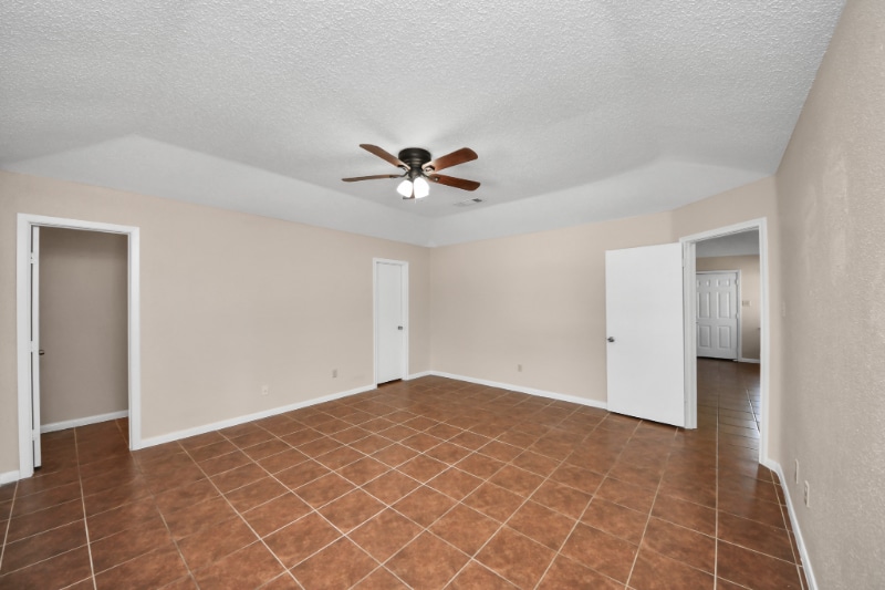 Building Photo - 2102 Rolling Glen Dr