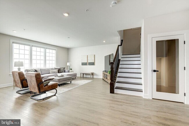 Building Photo - 6547 Clubhouse Dr