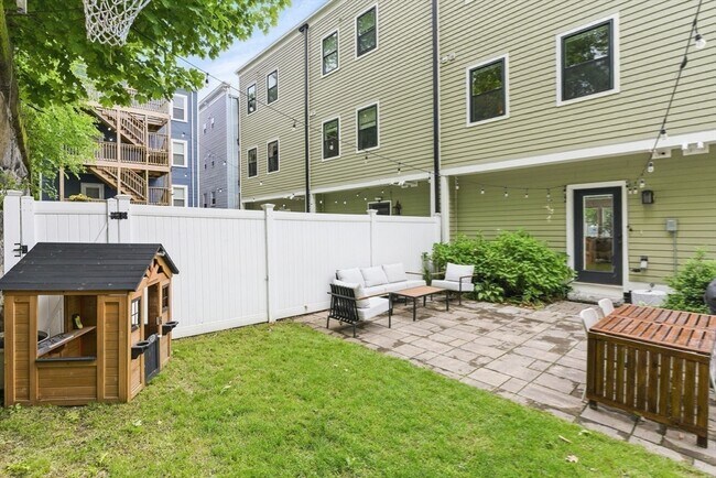 Building Photo - 54 Robey St