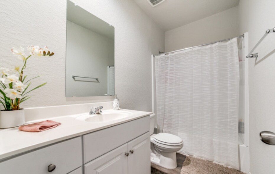 Building Photo - 12811 Lucas Ridge Dr