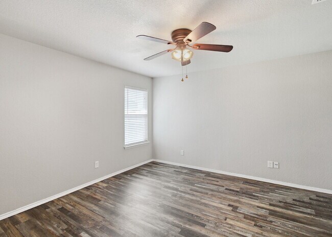 Building Photo - Open Living, Private Backyard, Great Location