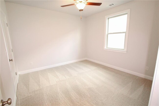 Building Photo - 329 Caledonia Ct