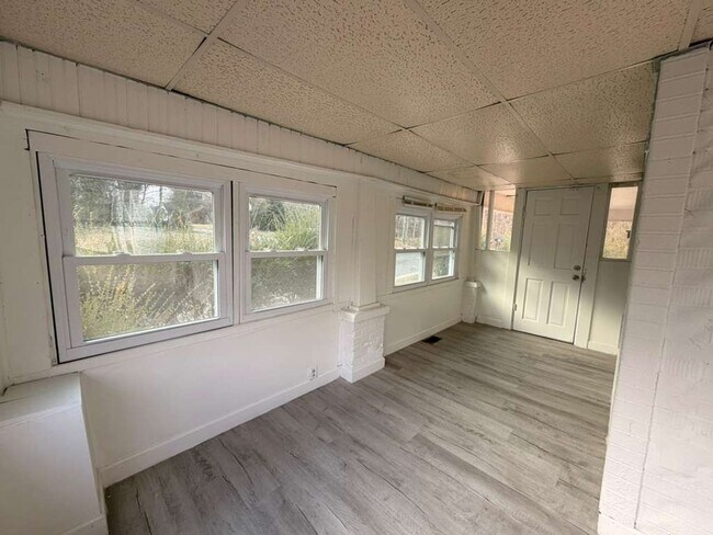 Building Photo - AVAILABLE NOW! Move-In Special Available – Free First Month’s Rent!