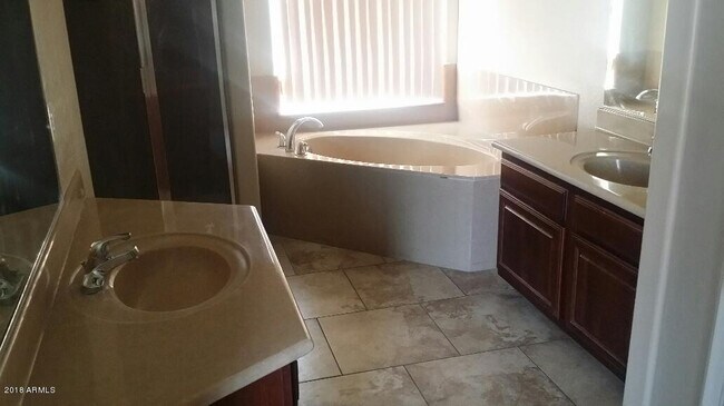 Building Photo - 6621 W Shaw Butte Dr