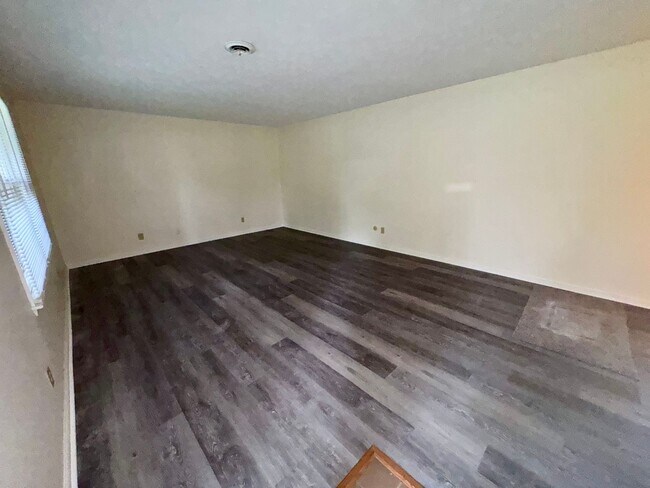 Building Photo - Lone Oak House