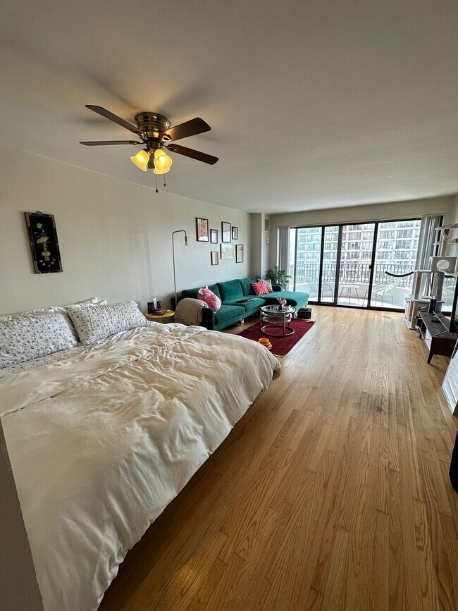 Building Photo - 2020 N Lincoln Park W