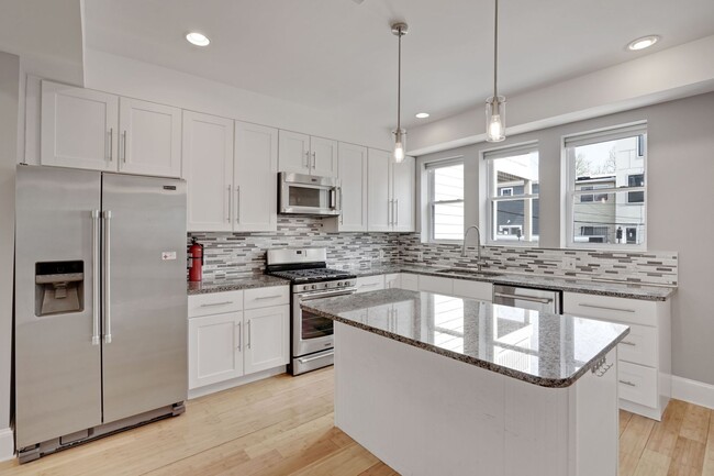 Building Photo - Recently Renovated Row House - H St Corrid...