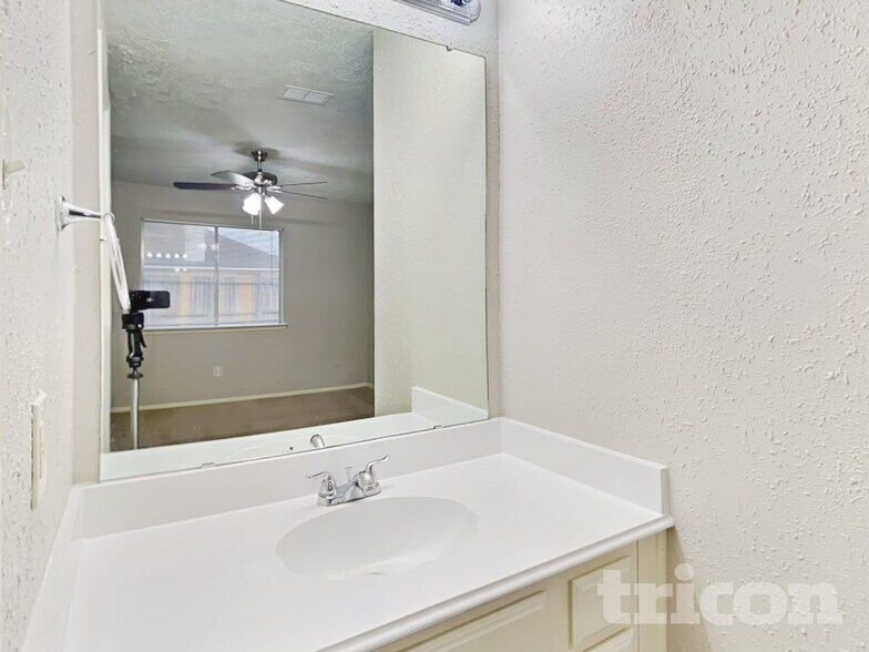 Building Photo - 7822 Breda Dr