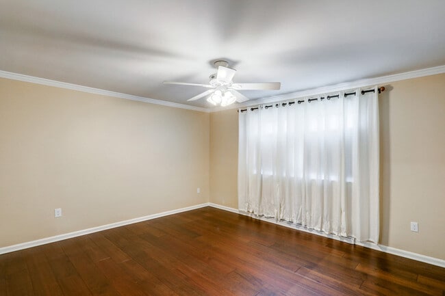 Building Photo - 1827 Larchmont Ln
