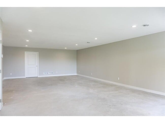 Building Photo - 717 Winterberry Ln