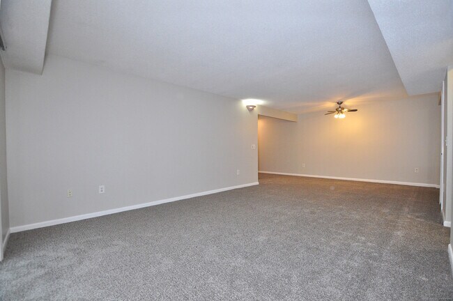 Building Photo - 710 Twin Circle Dr