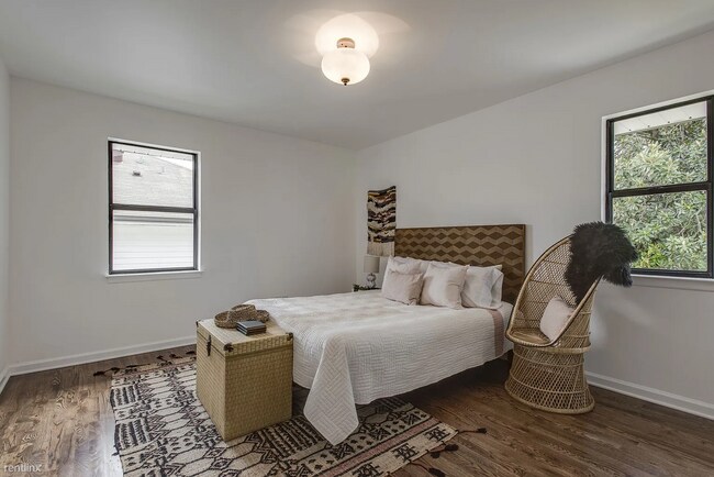 Building Photo - 2 br, 1.5 bath Townhome - 617A Moore Avenue