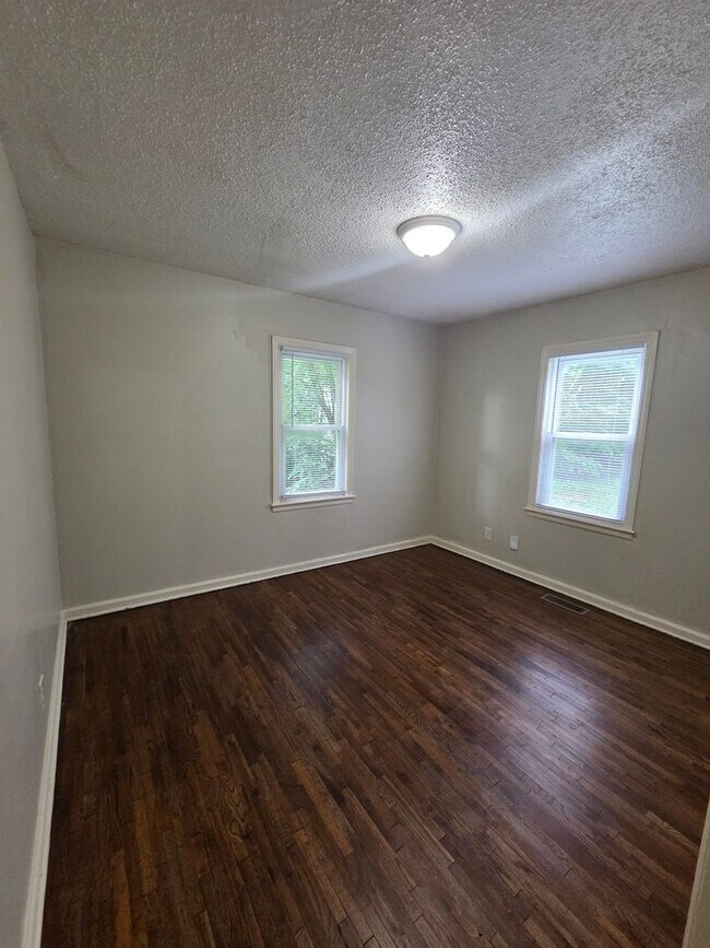 Building Photo - 3009 S Gordon Ave