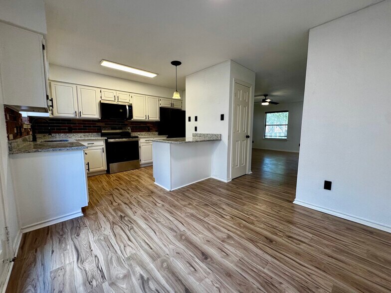 Building Photo - 2058 Owasso St
