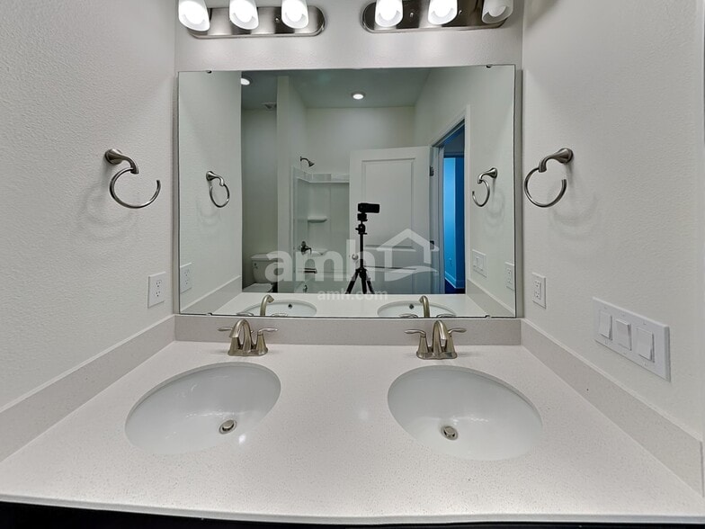 Building Photo - 1259 Sky Lks Dr