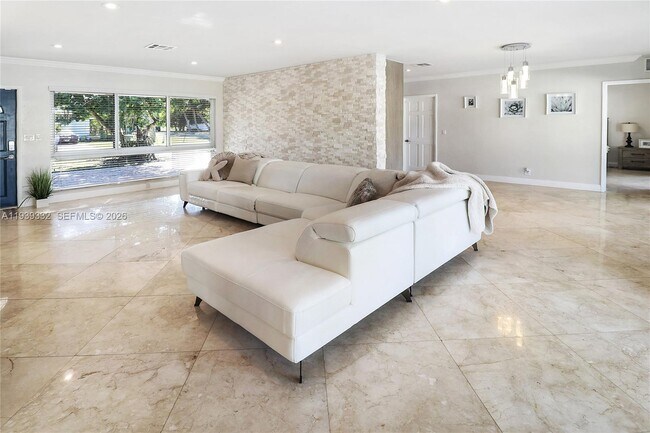 Building Photo - 2031 NE 14th Ct