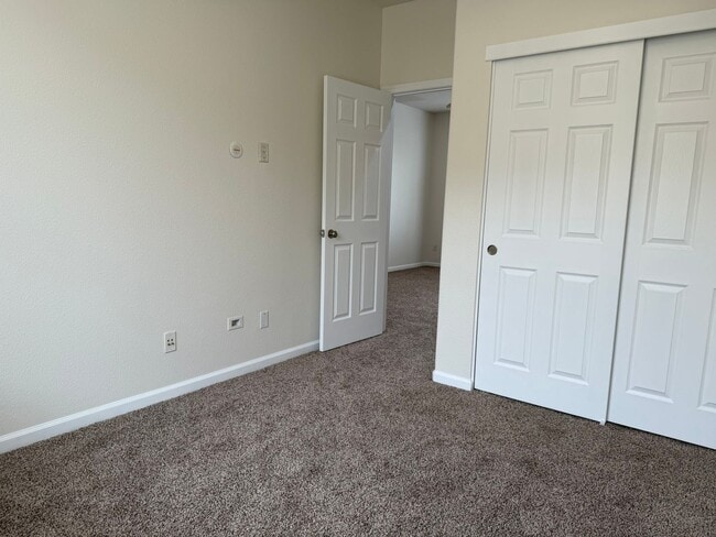 Building Photo - Gorgeous 4 bedroom 2 story home in Anatolia
