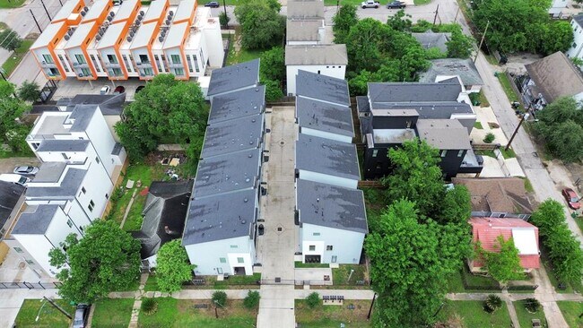 Building Photo - 3022 Live Oak St