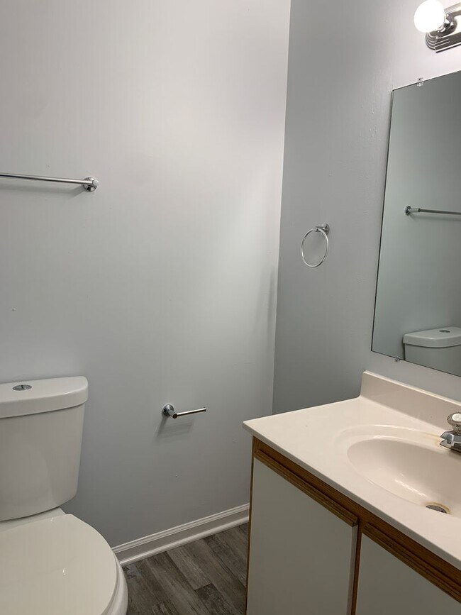 Building Photo - 211 Friendly Ln