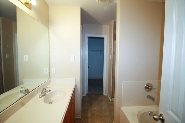 Building Photo - 3827 Dogwood Tr