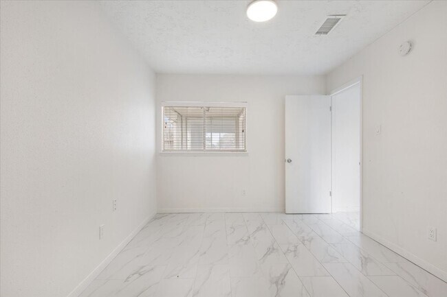 Building Photo - 14818 Gladewick Dr