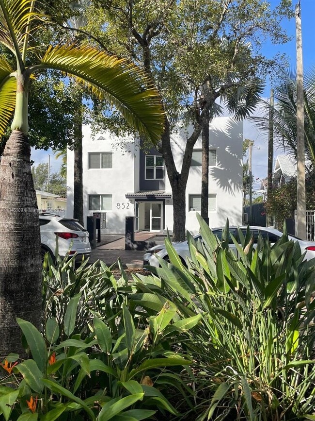 Building Photo - 852 SW 13th Ave