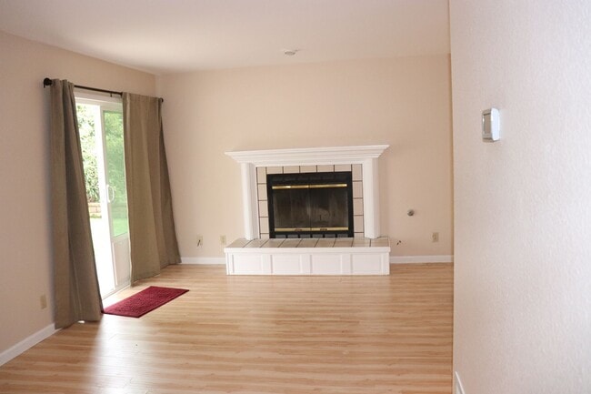 Building Photo - Spacious ALPINE 3 Bedroom 2.5 Bath 2 Story on a Cul De Sac