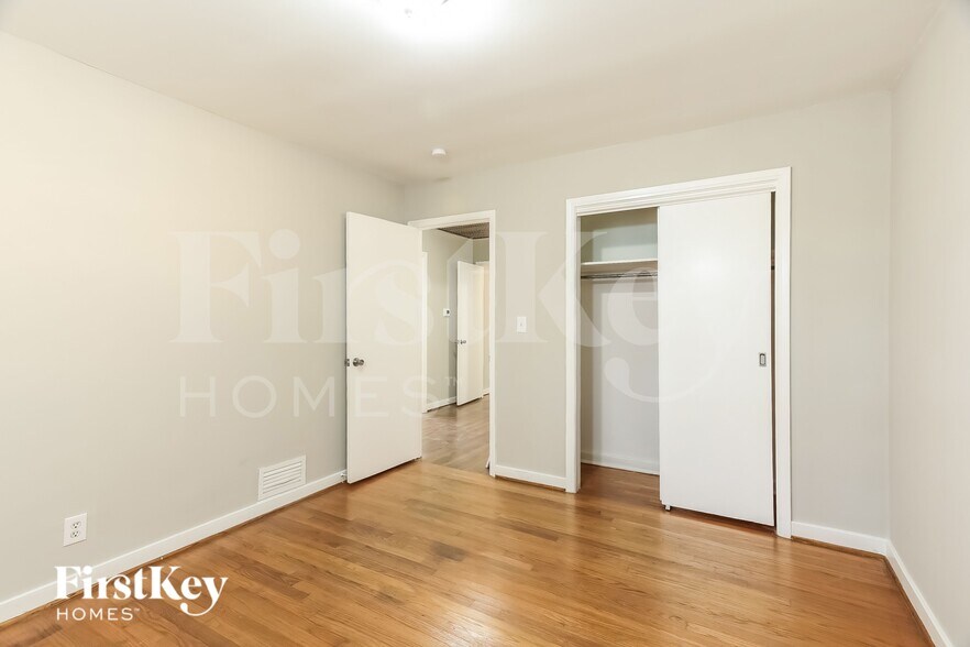 Building Photo - 3364 Valley Park Dr