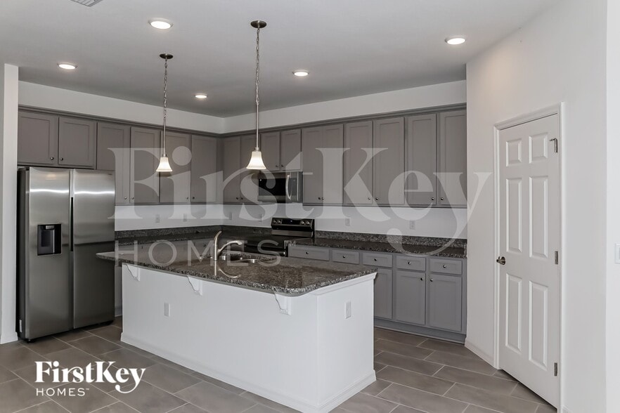 Building Photo - 1221 Spokane Pt