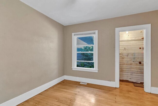 Building Photo - 960 5th St NE
