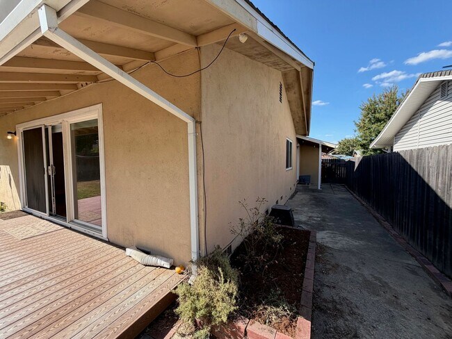 Building Photo - 9152 Condesa Dr
