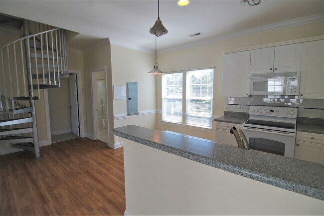 Building Photo - 2BR, 2BA Duplex with Close Water Access fo...