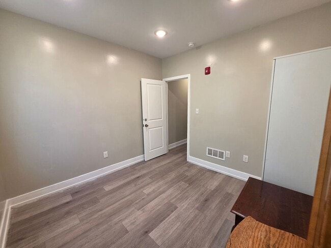 Building Photo - 1649 Pratt St