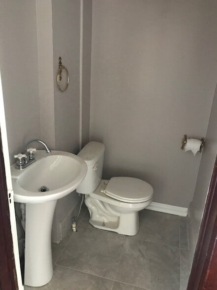 Building Photo - 617 Moulton St E